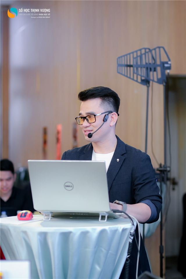 Thoại Lê New trình bày bên máy tính trong một buổi chia sẻ